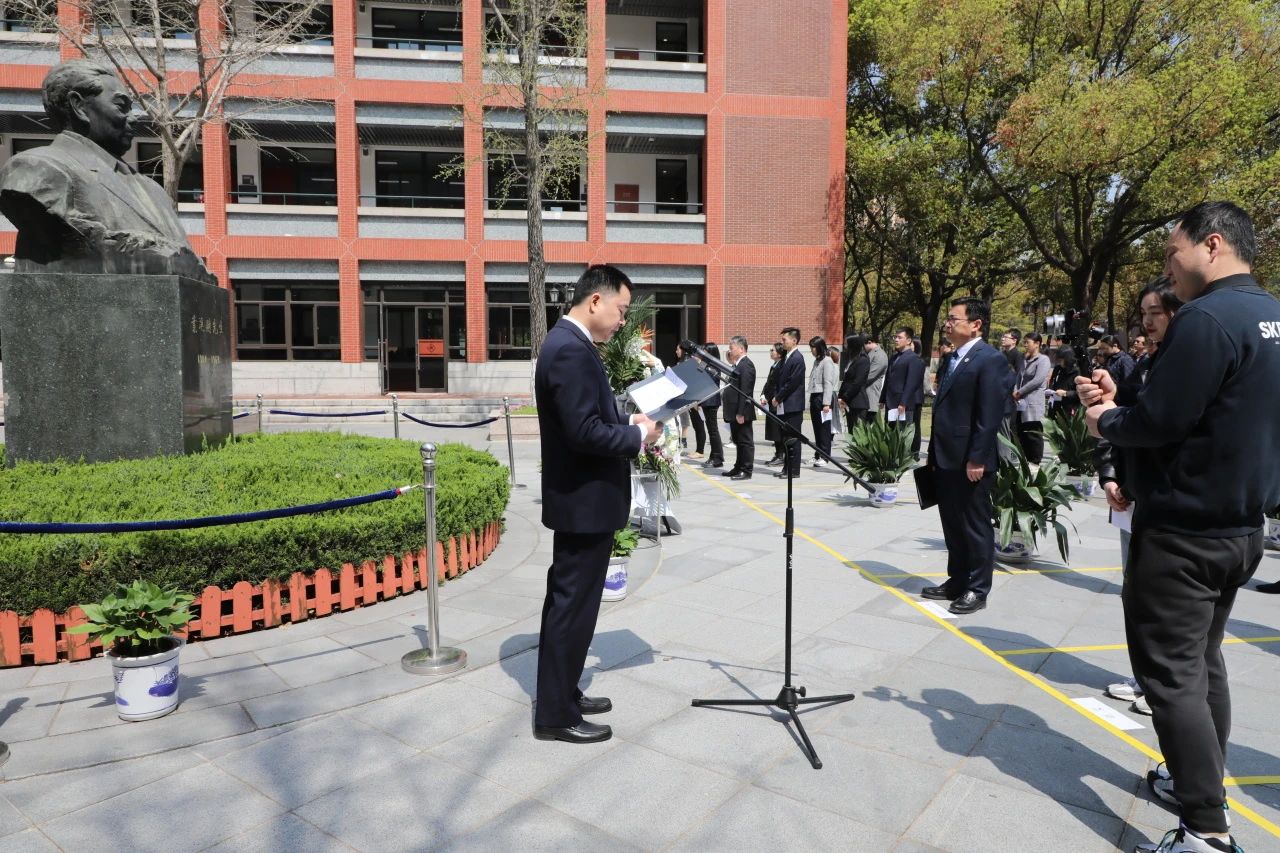 进才中学举行叶进财叶根林塑像祭扫仪式-上海市进才中学